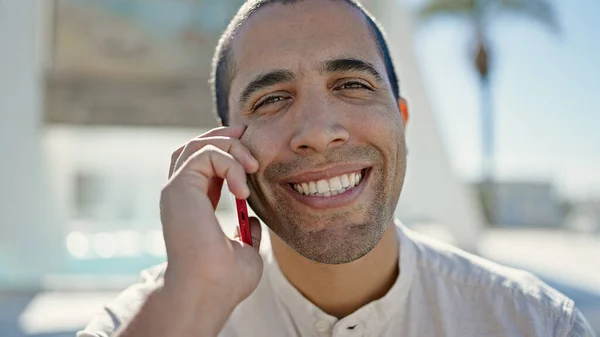 Молодий Іспаномовний Чоловік Розмовляє Телефону Вулиці — стокове фото