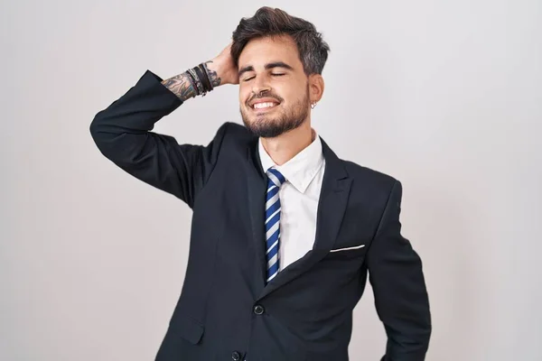 Ung Latinamerikansk Man Med Tatueringar Bär Kostym Och Slips Ler — Stockfoto