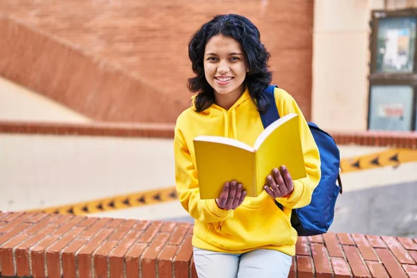 Giovane Studentessa Latina Sorridente Libro Lettura Fiducioso Strada — Foto Stock