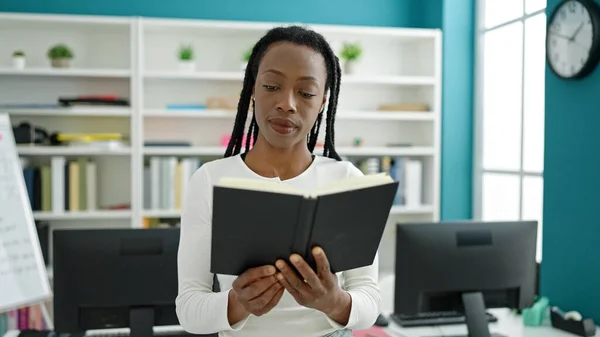 Африканська Американка Студентка Яка Читає Книжки Університетському Класі — стокове фото