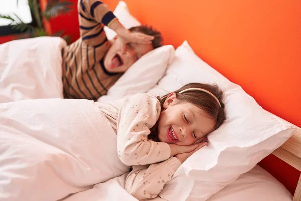 Liebenswerter Junge Und Mädchen Lächeln Selbstbewusst Auf Dem Bett Schlafzimmer — Stockfoto