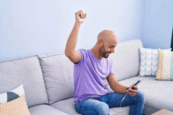 Young Bald Man Listening Music Dancing Home — 图库照片