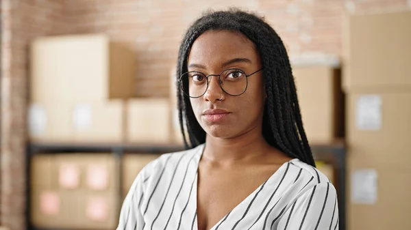 アフリカ系アメリカ人の女性がオフィスでリラックスした表情で立ってビジネスワーカーをEコマース — ストック写真