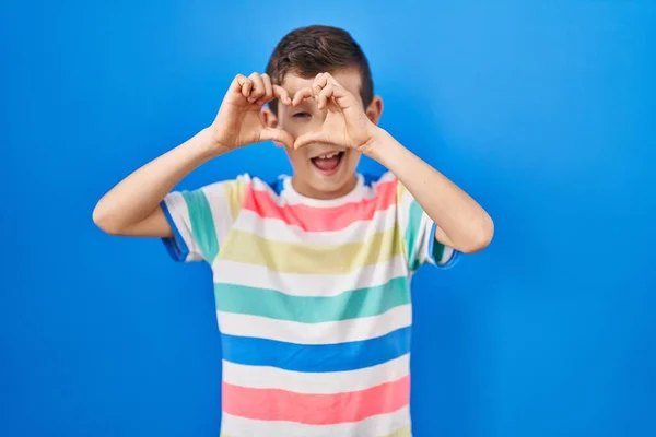 Jovem Caucasiano Criança Sobre Fundo Azul Fazendo Forma Coração Com — Fotografia de Stock