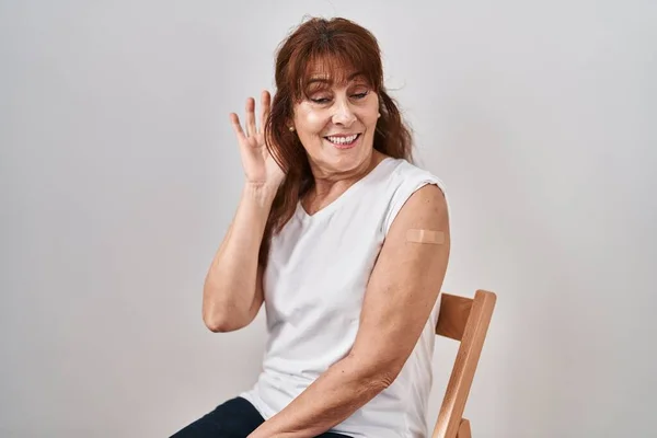 Latynoska Kobieta Średnim Wieku Otrzymująca Szczepionkę Opatrunkiem Uśmiechająca Się Ręki — Zdjęcie stockowe