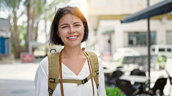 Jovem Bela Mulher Hispânica Turista Sorrindo Confiante Vestindo Mochila Terraço — Fotografia de Stock
