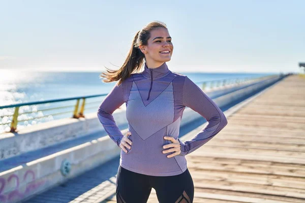 Young Beautiful Hispanic Woman Wearing Sportswear Smiling Confident Seaside — Stockfoto
