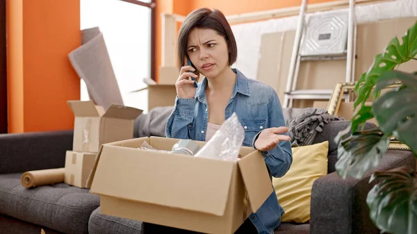 Young Caucasian Woman Unpacking Cardboard Box Speaking Phone Complaining New — Stock Photo, Image