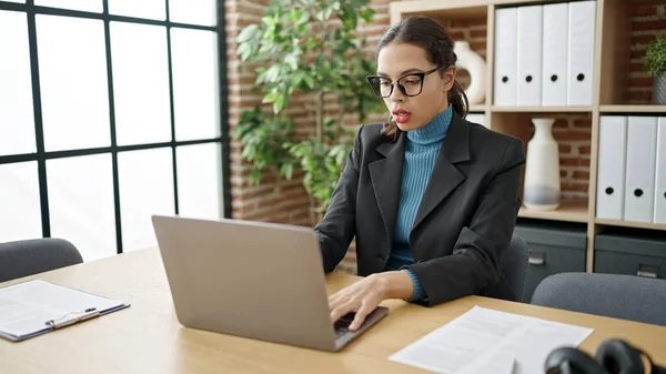 Young Beautiful Hispanic Woman Business Worker Using Laptop Working Office — Stok fotoğraf