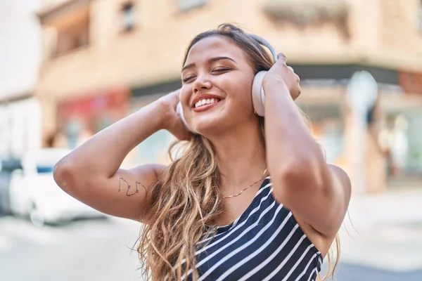 Joven Mujer Hispana Hermosa Escuchando Música Bailando Calle —  Fotos de Stock