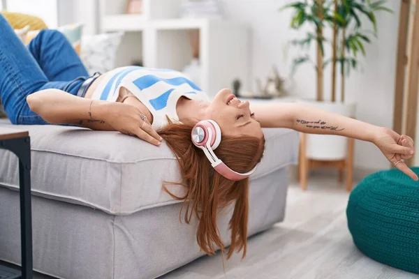 Jeune Rousse Femme Écouter Musique Couché Sur Canapé Maison — Photo