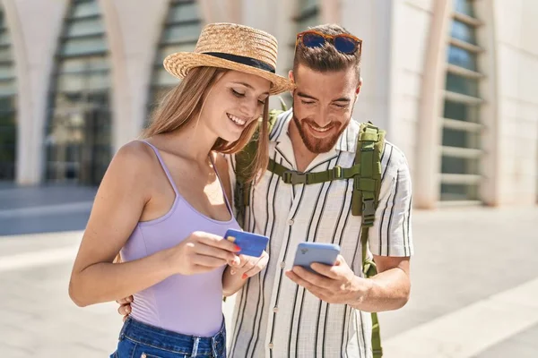Man Och Kvinna Turist Par Med Hjälp Smartphone Och Kreditkort — Stockfoto