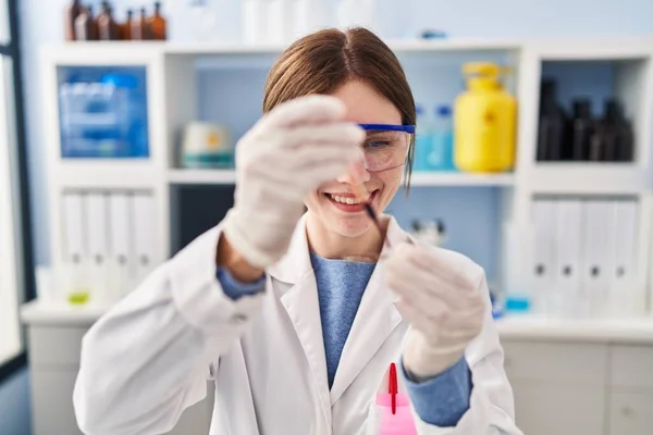 Młoda Blondynka Naukowiec Wylewa Krew Próbkę Laboratorium — Zdjęcie stockowe