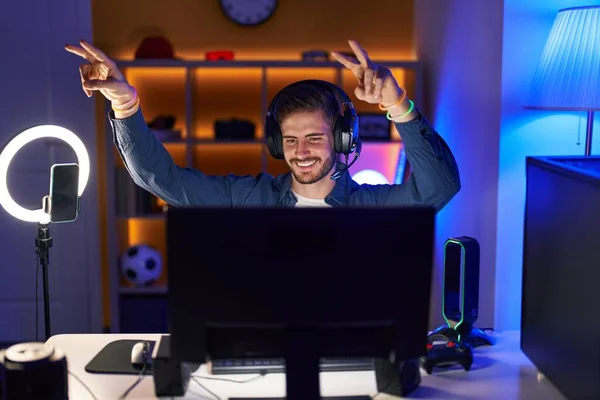 Jonge Kaukasische Man Streamer Spelen Video Game Met Winnaar Expressie — Stockfoto