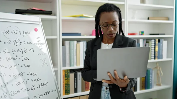 Profesora Afroamericana Dando Clases Matemáticas Usando Laptop Aula Universitaria — Foto de Stock