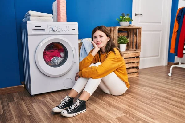 Jonge Blonde Vrouw Zitten Vloer Wachten Wasmachine Glimlachen Wasruimte — Stockfoto