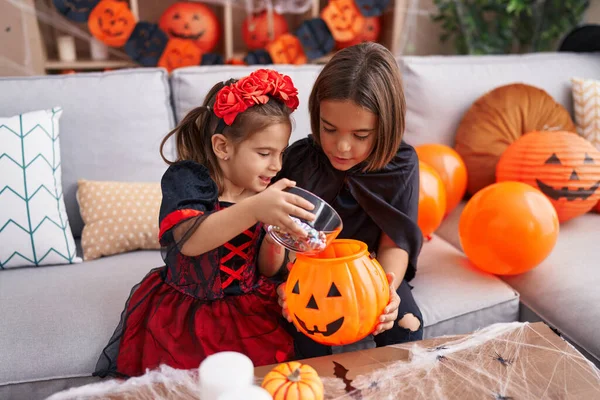 Roztomilý Chlapec Dívka Halloween Party Dávat Bonbóny Dýňovém Koši Doma — Stock fotografie