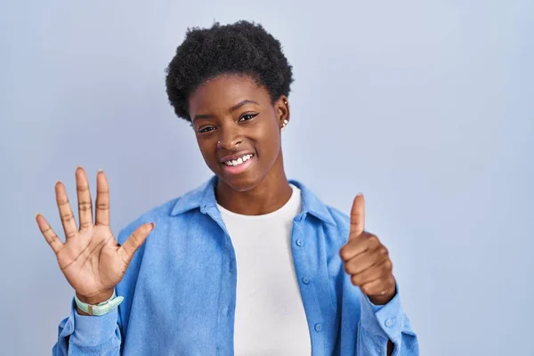 Femme Afro Américaine Debout Sur Fond Bleu Montrant Pointant Vers — Photo