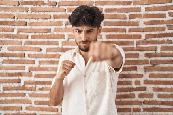 有胡子的阿拉伯男子站在砖墙后面拳打脚踢打斗 咄咄逼人和愤怒的攻击 威胁和暴力 — 图库照片