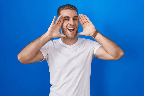 Nuori Valkoihoinen Mies Seisoo Sininen Tausta Hymyilevä Pelaa Kurkistaa Boo — kuvapankkivalokuva