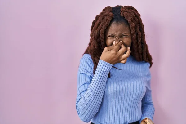 Mujer Africana Pie Sobre Fondo Rosa Oliendo Algo Apestoso Asqueroso — Foto de Stock
