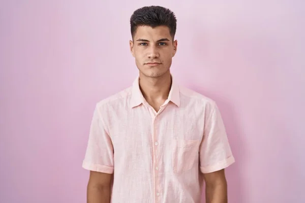 Νεαρός Ισπανός Που Στέκεται Πάνω Από Ροζ Φόντο Χαλαρός Σοβαρή — Φωτογραφία Αρχείου
