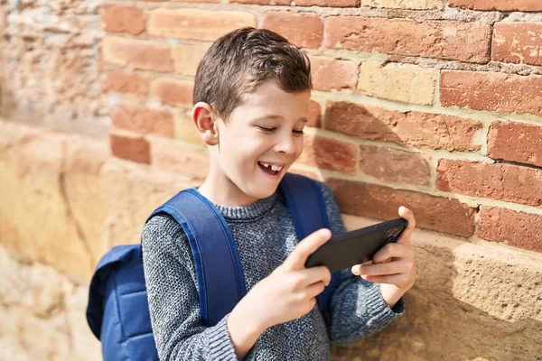 Enfant Blond Étudiant Utilisant Smartphone Debout Dans Rue — Photo