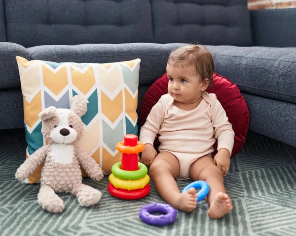 Adorable Bebé Hispano Jugando Con Aros Juego Sentado Suelo Casa —  Fotos de Stock