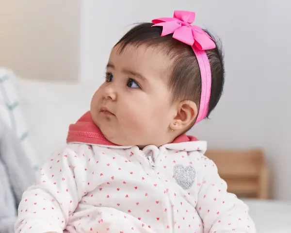 Adorável Bebê Hispânico Sentado Cama Com Expressão Relaxada Quarto — Fotografia de Stock