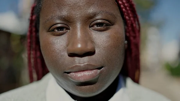 Afrikaanse Vrouw Met Gevlochten Haar Staan Met Ernstige Expressie Straat — Stockfoto