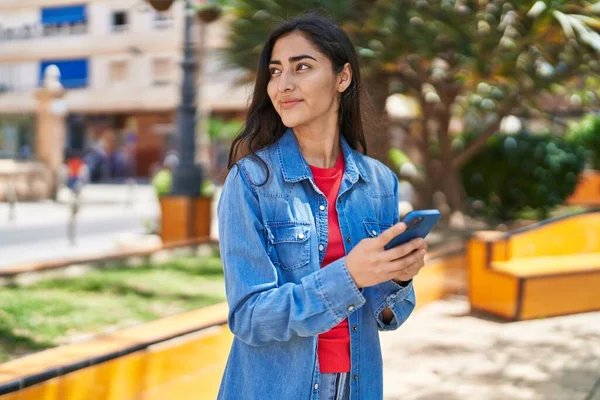 Young Hispanic Girl Smiling Confident Using Smartphone Park — Stockfoto