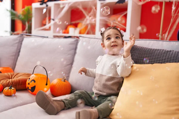 Rozkošná Hispánská Dívka Halloween Party Hrát Mýdlové Bubliny Doma — Stock fotografie