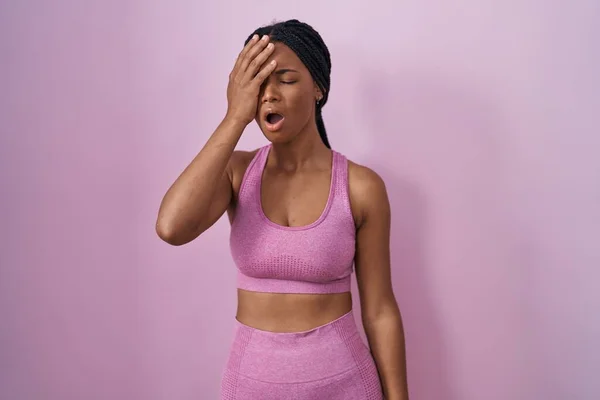 Africká Američanka Copánky Sobě Sportovní Oblečení Přes Růžové Pozadí Zívající — Stock fotografie