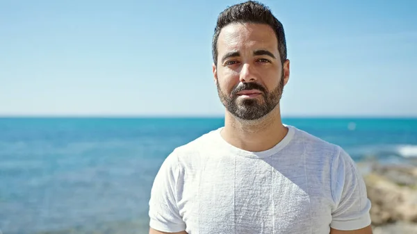Ung Latinamerikansk Man Står Med Allvarligt Ansikte Stranden — Stockfoto
