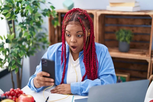Saçları Örgülü Akıllı Telefon Kullanan Afro Amerikan Bir Kadın Masanın — Stok fotoğraf
