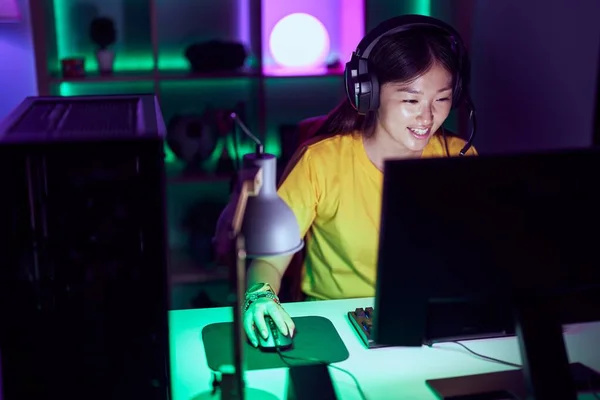 Китаянка Стример Улыбается Уверенно Помощью Компьютера Игровой Комнате — стоковое фото