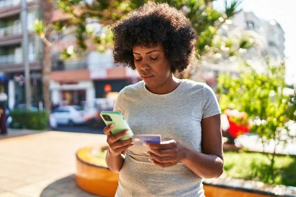 Африканська Американка Користується Смартфоном Кредитною Карткою Парку — стокове фото