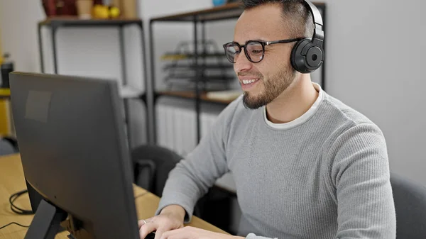 Ισπανόφωνος Επιχειρηματίας Χρησιμοποιώντας Υπολογιστή Και Ακουστικά Που Εργάζονται Στο Γραφείο — Φωτογραφία Αρχείου