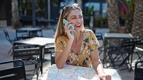Genç Sarışın Kadın Turist Akıllı Telefondan Konuşuyor Şehir Haritasını Kahve — Stok fotoğraf