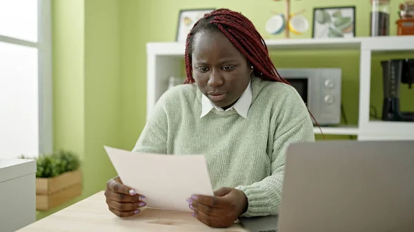Afrykanka Plecionym Pracownikiem Firmy Włosy Pomocą Laptopa Czytania Dokumentu Jadalni — Zdjęcie stockowe