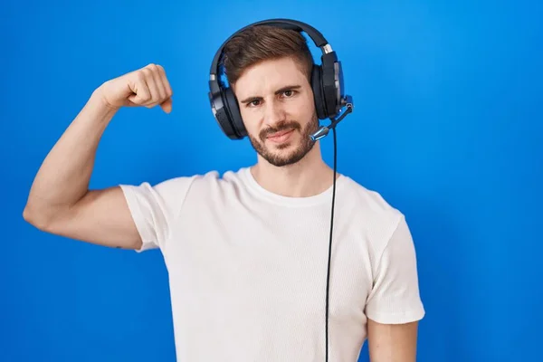 Іспаномовний Чоловік Бородою Слухає Музику Навушниках Сильна Людина Показує Язи — стокове фото