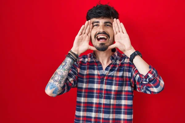 Mladý Hispánec Plnovousem Stojící Nad Červeným Pozadím Vesele Usmívající Dívající — Stock fotografie
