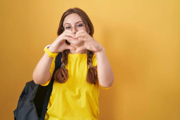 Mladá Běloška Sobě Studentský Batoh Přes Žluté Pozadí Úsměvem Lásce — Stock fotografie