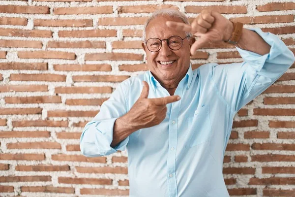 Ein Älterer Mann Mit Grauen Haaren Steht Lächelnd Über Einer — Stockfoto