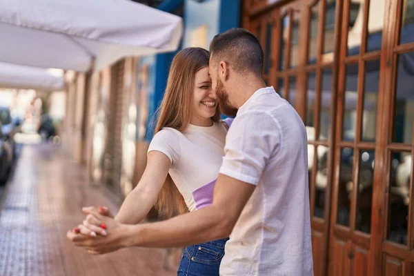 Άνδρας Και Γυναίκα Ζευγάρι Χαμογελά Αυτοπεποίθηση Χορό Στο Δρόμο — Φωτογραφία Αρχείου