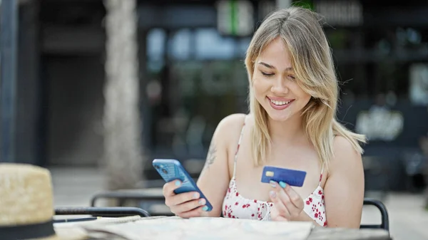 Young Blonde Woman Tourist Using Smartphone Credit Card Coffee Shop — Stockfoto