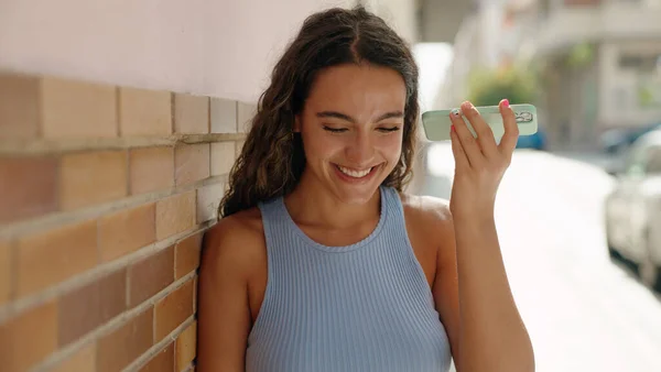 Jonge Mooie Spaanse Vrouw Lachend Vol Vertrouwen Luisterend Audioboodschap Door — Stockfoto