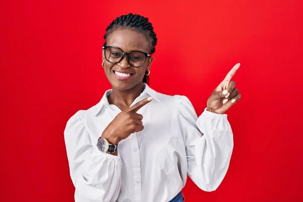 Afrikaanse Vrouw Met Vlechten Staan Rode Achtergrond Glimlachen Kijken Naar — Stockfoto