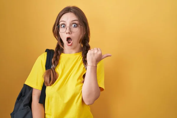 Junge Kaukasische Frau Studentenrucksack Vor Gelbem Hintergrund Überrascht Mit Dem — Stockfoto