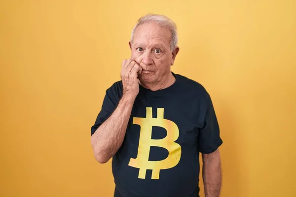Homem Sênior Com Cabelos Grisalhos Vestindo Camiseta Bitcoin Parecendo Estressado — Fotografia de Stock